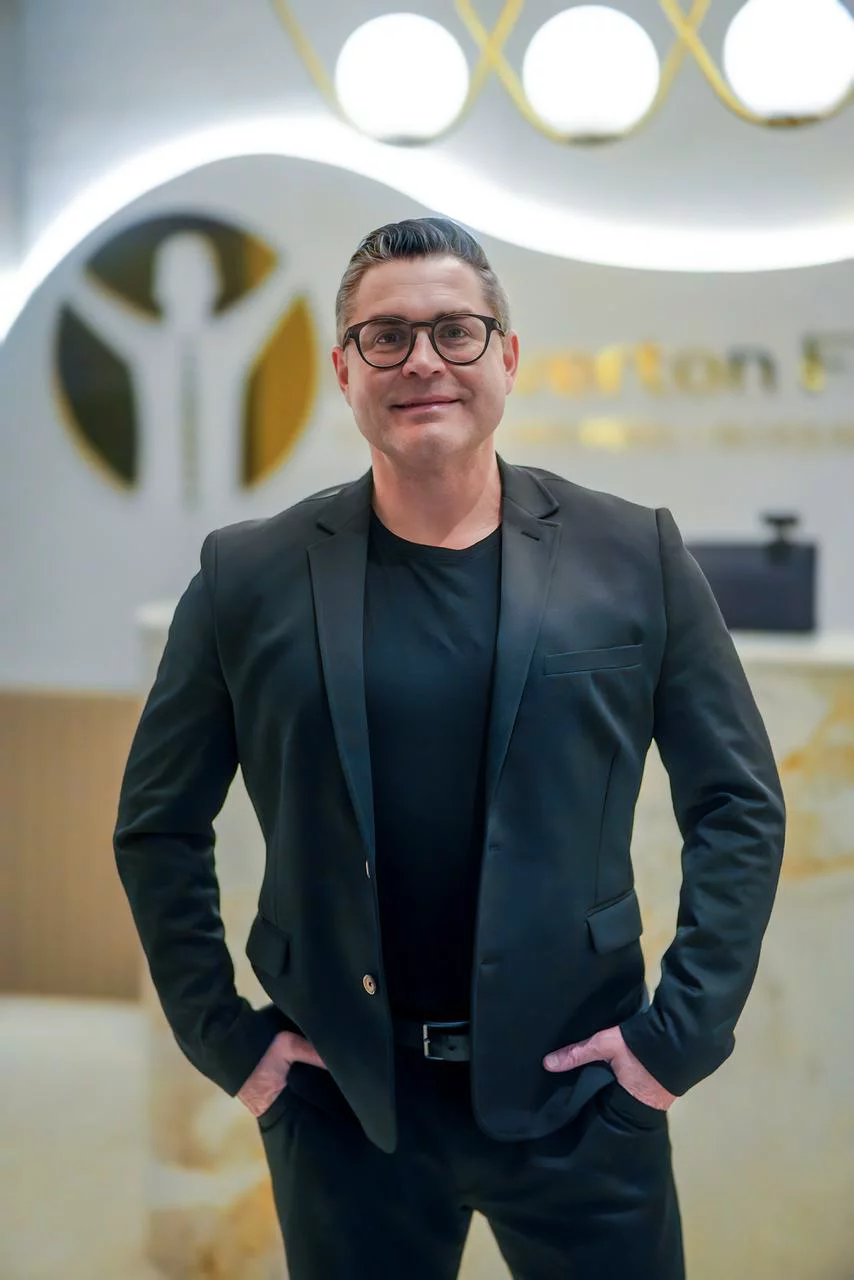 Dr. Everton Fiebig na recepção da clínica